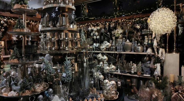 Reagle mit einem vielfältigen Angebot an Weihnachtsdekoartikeln in Silber und Grau.
