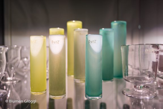 Hochwertige Glasvasen für solitäre Blumenarrangements der Firma DuTz in Pastelltönen.